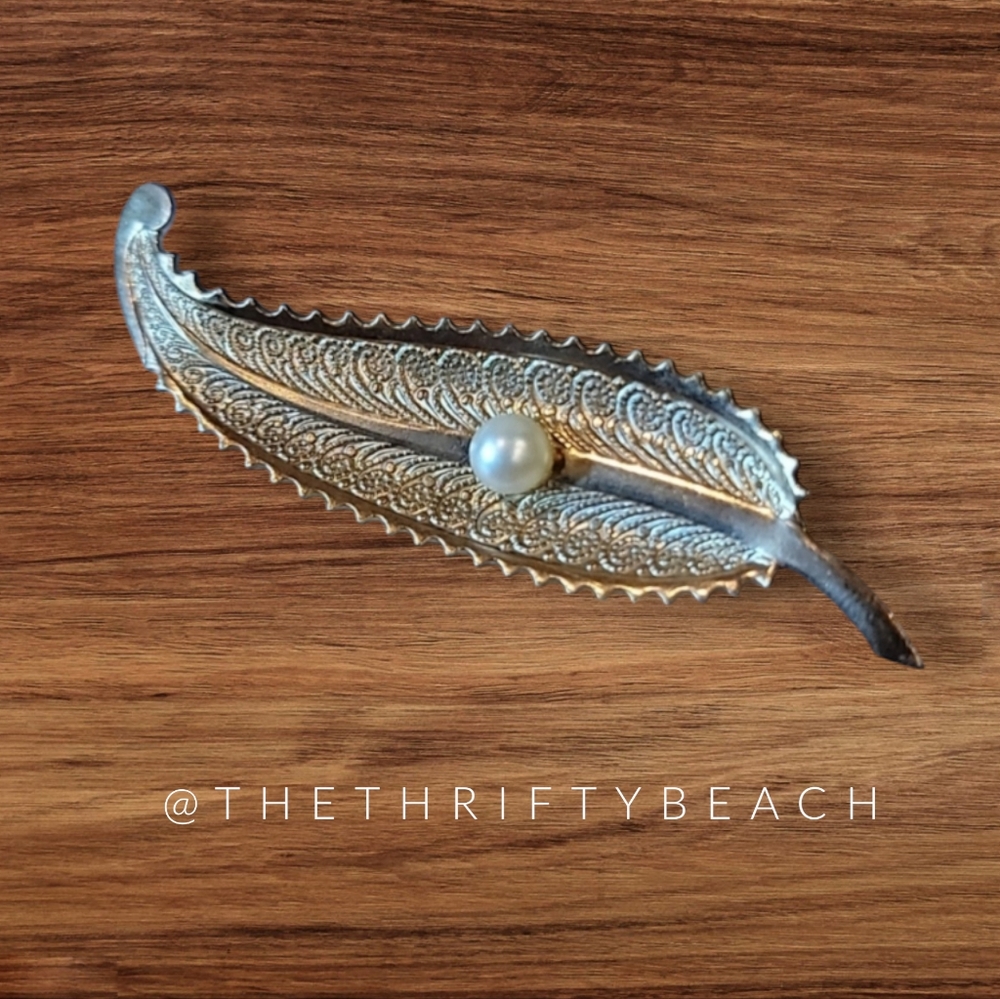 🏷Vintage Leaf with Pearl Brooch